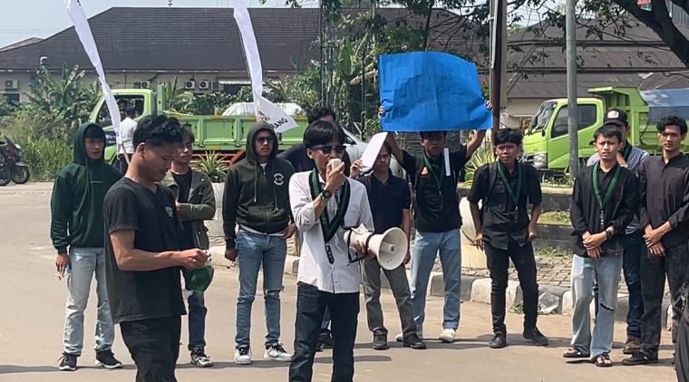 Aksi mahasiswa di depan Kantor DPRD Kota Serang