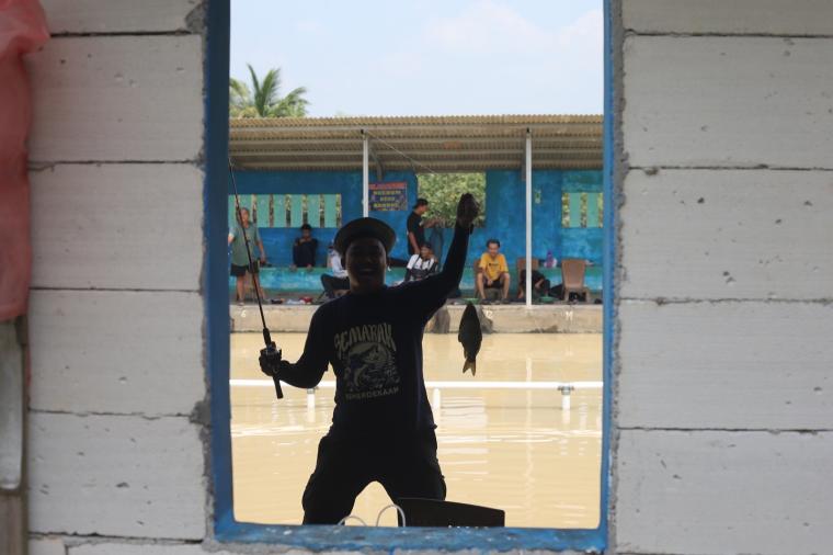 Peserta mancing saat mendapatkan ikan