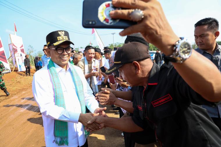 Gubernur Banten Andra Soni saat menghadiri Pelantikan Pengurus Desa Bersatu Dewan Pimpinan Cabang Lebak di Agrowisata Cikapek, Desa Lebak, Kecamatan Cimarga, Kabupaten Lebak,