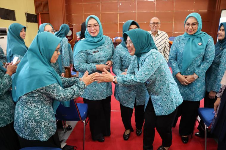 Ketua Tim Penggerak Pemberdayaan Kesejahteraan Keluarga (TP PKK) Provinsi Banten Tinawati Andra Soni  menghadiri kegiatan Pembinaan B2SA di Gedung PKK Nyi Mas Melati, Kota Tangerang.