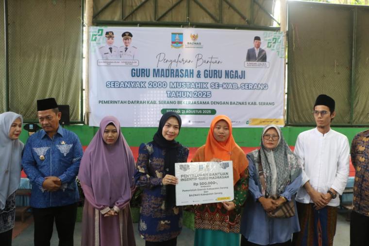 Bupati Serang Ratu Rachmatuzakiyah secara simbolis menyerahkan bantuan insentif kepada 2 ribu guru ngaji dan madrasah Kabupaten Serang