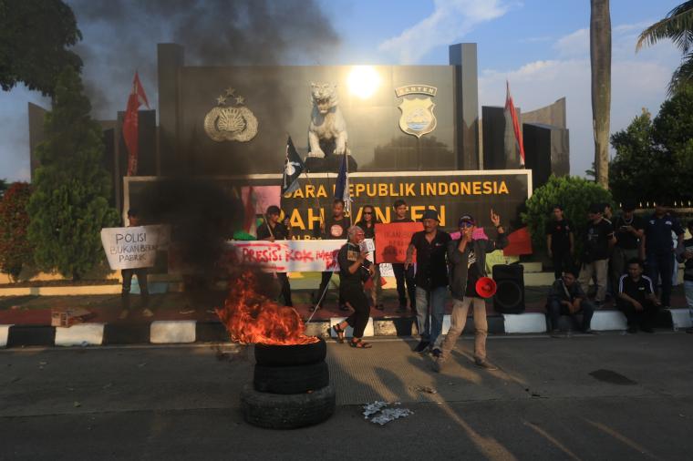 Puluhan wartawan dan mahasiswa menggelar aksi demonstrasi di halaman Markas Polisi Daerah (Mapolda) Banten
