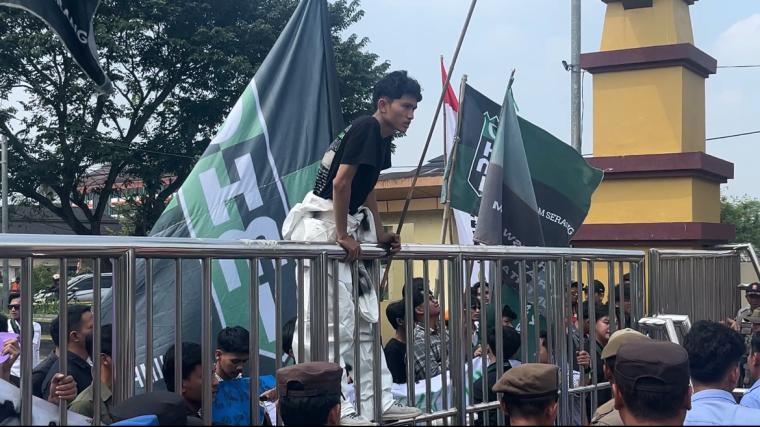 Aksi mahasiswa di depan kantor DPRD Kota Serang