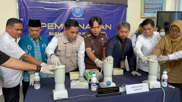 Barang bukti sabu saat dimusnahkan dengan cara di belender