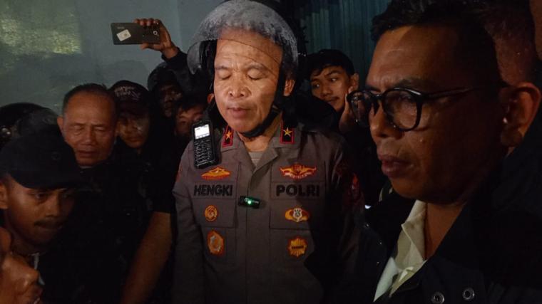 Gubernur Banten Andra Soni dan Kapolda Banten Temui Massa Aksi di Tengah Hujan Deras
Q
