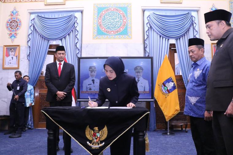 Bupati Serang Ratu Rachmatuzakiyah melantik Zaldi Dhuhana menjadi Sekretaris Daerah (Sekda) Kabupaten Serang di Pendopo Bupati