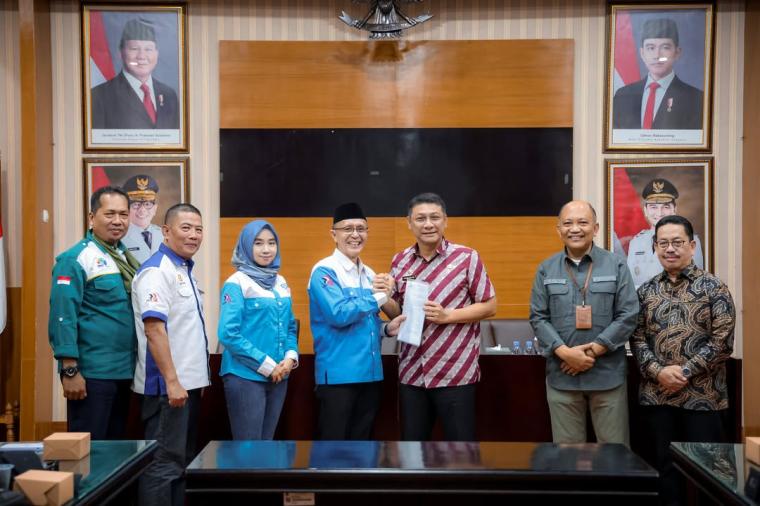 Sekretaris Daerah (Sekda) Provinsi Banten Deden Apriandi Hartawan dan Kadisnakertrans Provinsi Banten Septo Kalnadi menerima audiensi masing-masing perwakilan dari serikat buruh yang melakukan aksi demonstrasi di depan KP3B, Kota Serang, Kamis (28/8/2025).