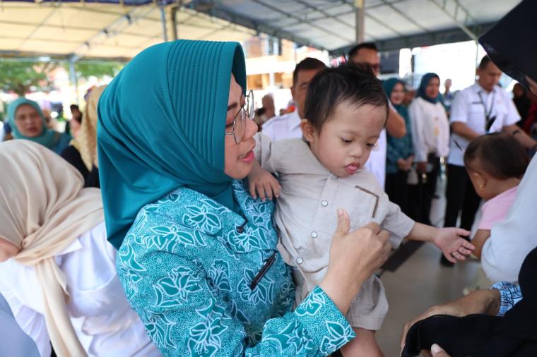 Ketua Tim Penggerak Pemberdayaan Kesejahteraan Keluarga (TP PKK) Provinsi Banten, Tinawati Andra Soni, memberikan makanan bernutrisi bagi keluarga berisiko stunting di Komplek Perumahan BTN Palaton, Kelurahan Muara Ciujung, Kecamatan Rangkasbitung, Kabupaten Lebak
