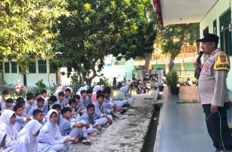 Pihak kepolisian saat memberi himbauan kepada pelajar