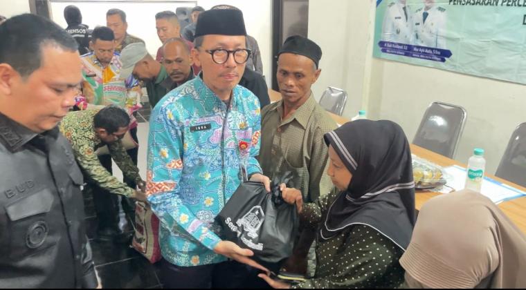 Kadinsos Kota Serang Ibra bersama Wali Kota Seranh Budi Rustandi saat menyerahkan bantuan sembako kepada warga miskin ekstrem