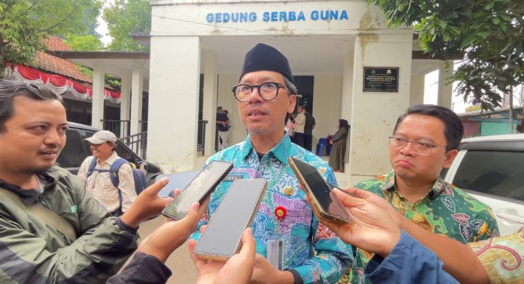 Kepala Dinsos Kota Serang Ibra saat diwawancarai sejumlah wartawan