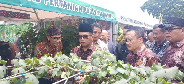 Gubernur Banten Andra Soni saat disampingi Kepala Distan Banten Agus M Tauchid usai acara PEDA KTNA 2025 yang dilaksanakan di Alun-alun Kota Cilegon
