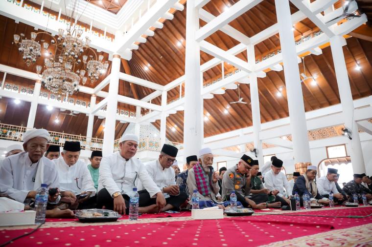 Istigosah bersama yang dipimpin oleh Abuya Muhtadi di masjid Agung As-tsauroh, Kota Serang