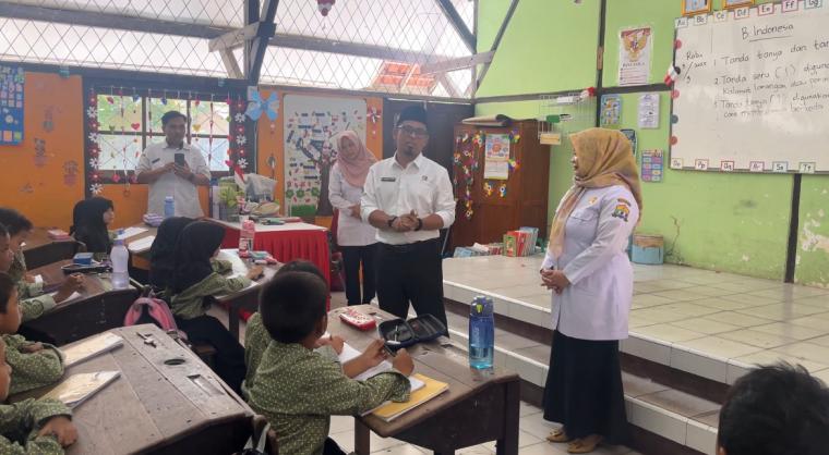 Kadindikbud Kota Serang Ahmad Nuri saat menyapa para murid di SDN 07 Kota Serang