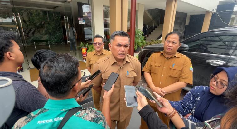 Kepala Dinas Perkim Nofriady Eka saat diwawancarai sejumlah awak media
