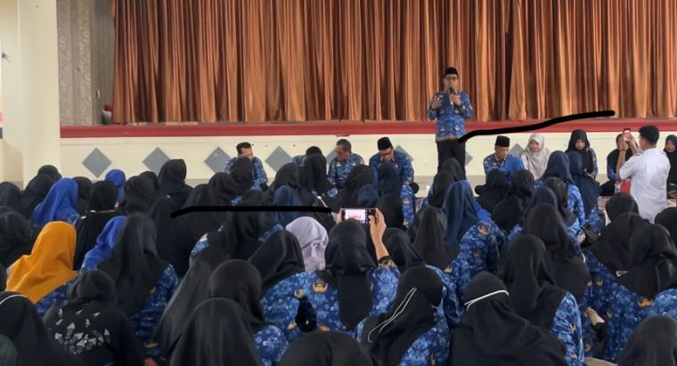 Kadindikbud Kota Serang Ahmad Nuri saat memberikan pembinaan kepada ratusan guru PAI