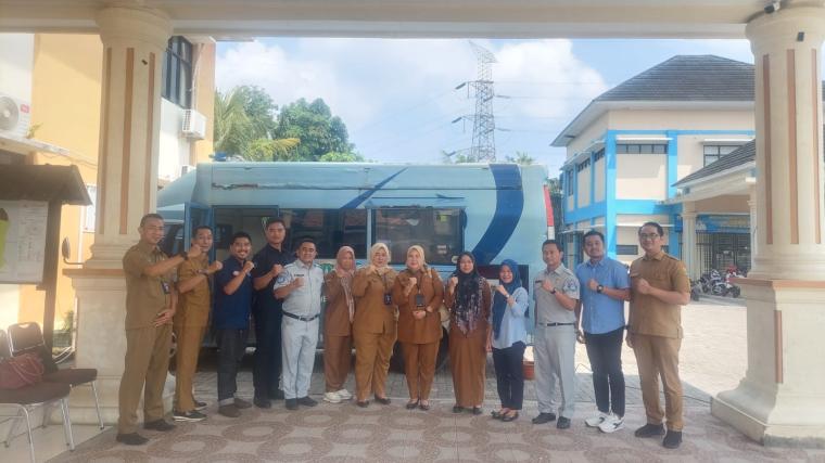 Bapenda Kota Serang bersama Samsat Kota Serang usai membuka gerai pembayaran pajak di Kecamatan Kasemen
