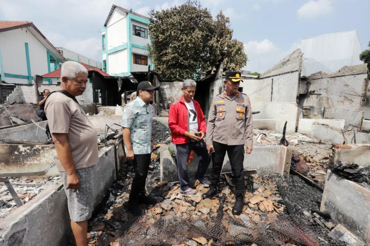 Wakil Walikota Tangerang Selatan (Tangsel) Pilar Saga Ichsan meninjau Asrama Polisi Cilenggang, Kecamatan Serpong yang terbakar pada Rabu, (3/9/2025).