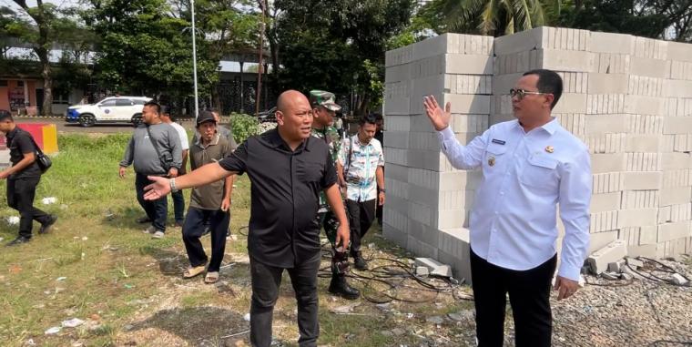 Plt. Kepala Disparpora Kota Serang Zeka Bachdi mendampingi Wali Kota Serang Budi Rustandi saat meninjau pembangunan  Pujasera