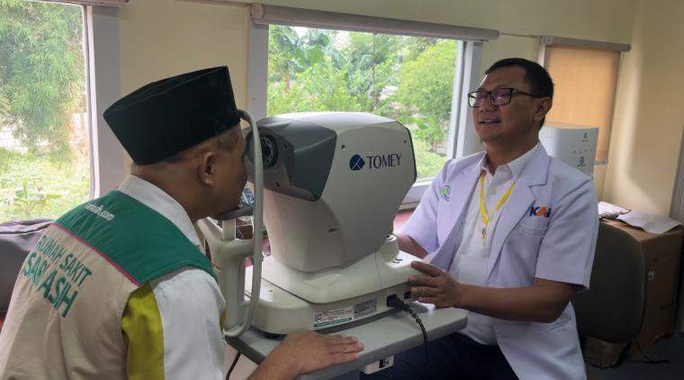 Salah satu dokter saat melakukan pemeriksaan kesehatan mata di Rail Clinic