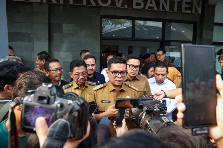 Gubernur Banten Andra Soni saat diwawancarai. (Foto: Biro Adpim)