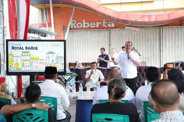 Wali Kota Serang Budi Rustandi saat sosialisasi bersama para pedagang royal