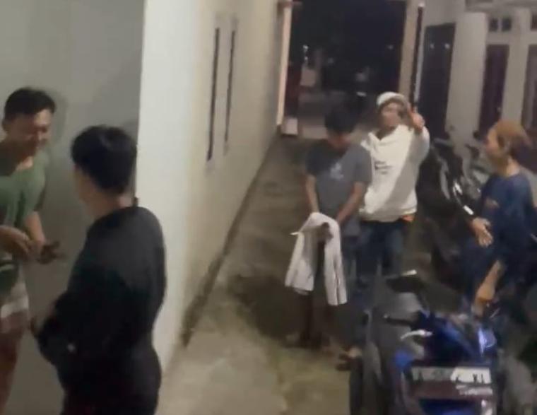 Anggota Polres Serang saat menangkap pelaku kejahatan pencuri rumah kosong