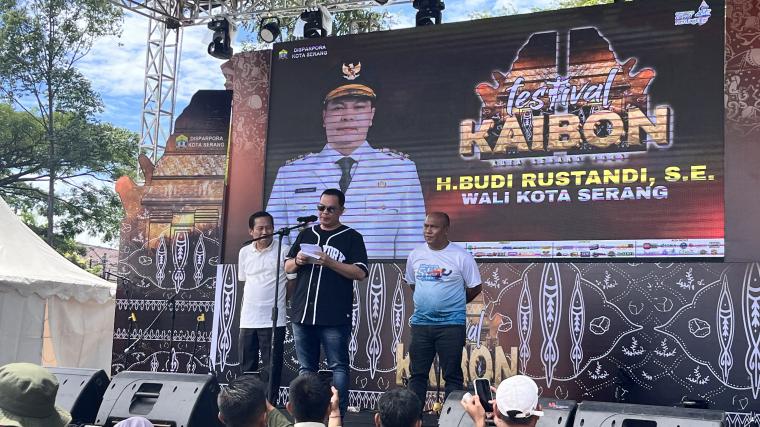 Wali Kota Serang Budi Rustandi bersama Plt. Kadisparpora Zeka Bachdi saat membuka Festival Kaibon