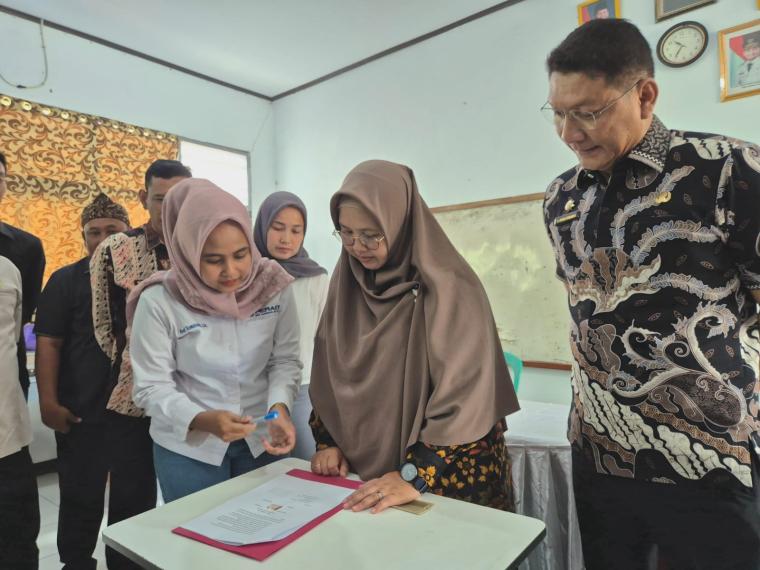 Penandatanganan pencabutan laporan polisi kasus SMAN 1 Cimarga