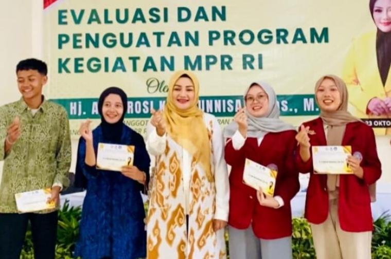 Anggota MPR RI Adde Rosi bersama para mahasiswa