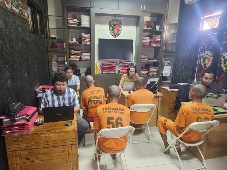Polisi saat melakukan pemeriksaan para pelaku