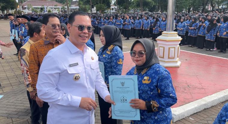Wali Kota Serang Budi Rustandi saat menyematkan pin KORPRI kepada pegawai