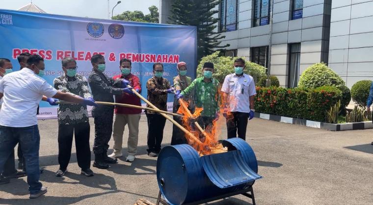 Pemusnahan barang bukti narkotika dengan cara dibakar