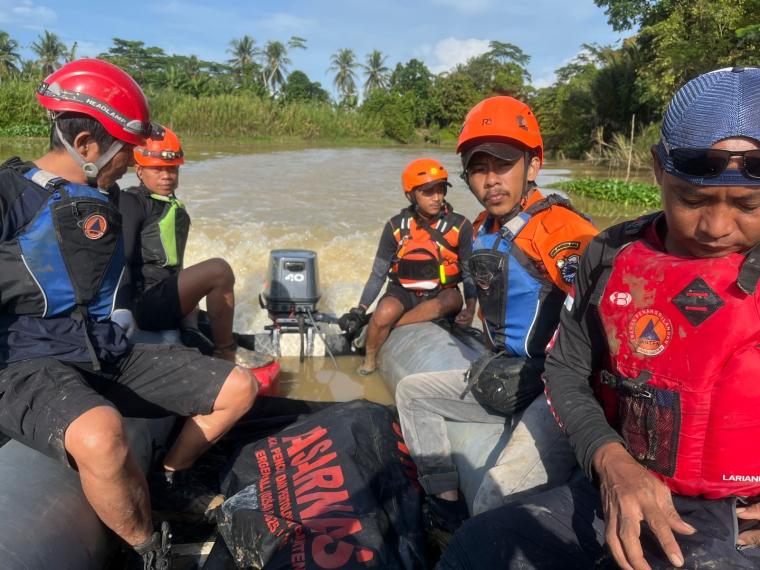 Proses evakuasi jenazah korban tenggelam