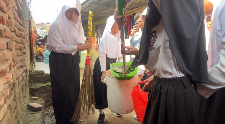 Sejumlah murid SDN Sempu 1 Kota Serang saat melakukan bersih bersih lingkungan