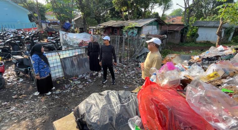Kadindikbud Ahmad Nuri saat melihat tumpukan sampah