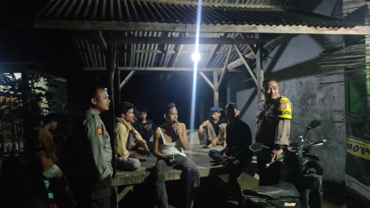Sejumlah anggota polisi sambang poskamling