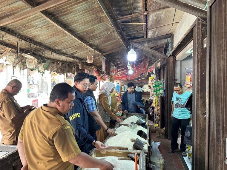 Anggota Satreskrim Polres Serang bersama Pemda saat sidak harga beras