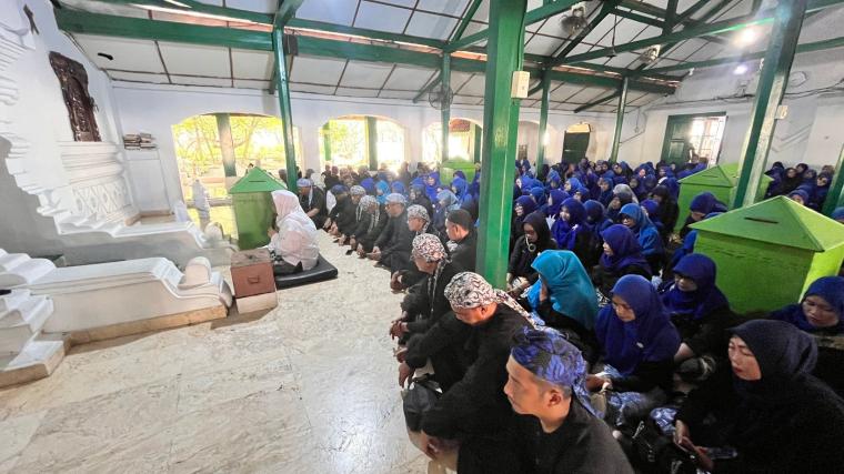 kepala Dindikbud Kota Serang Ahmad Nuri bersama para guru saat ziarah ke Banten Lama