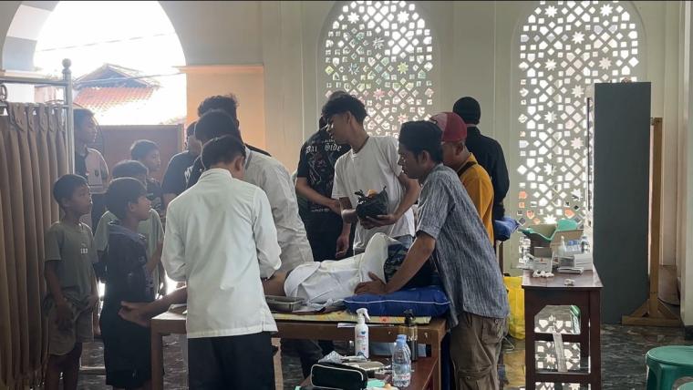 Proses khitanan massal yang digelar Gen Z lingkungan Baru, Kelurahan Kagungan, Kecamatan Serang