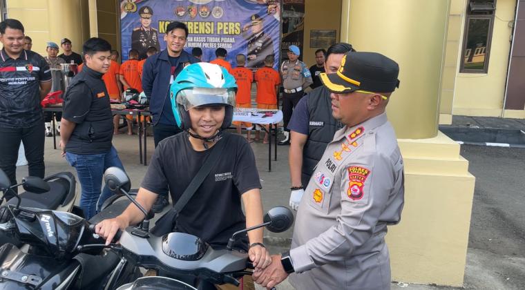 Kapolres Serang AKBP Condro saat menyerahkan motor curian kepada pemilik