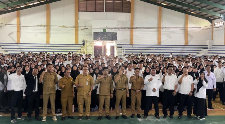 Kadindikbud Ahmad Nuri bersama para guru, tenaga kependidikan dan teknis