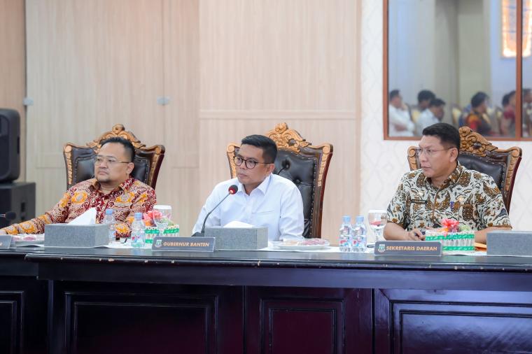 Gubernur Banten Andra Soni saat memimpin rapat