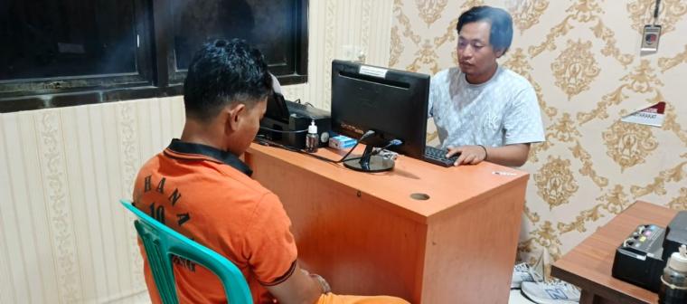 Pelaku saat diperiksa pihak kepolisian