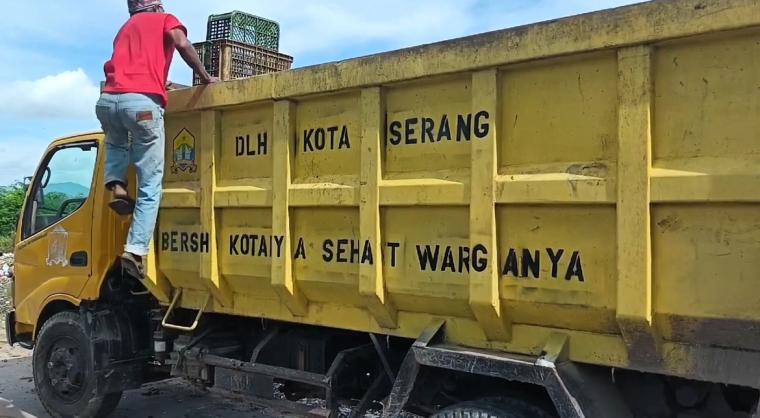 Truk pengangkut sampah milik DLH Kota Serang