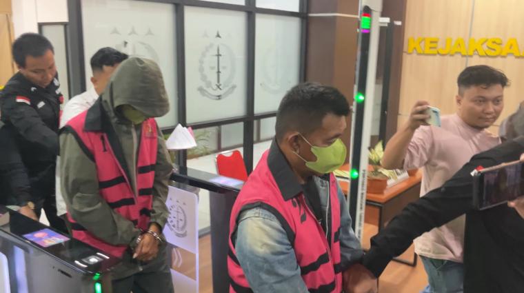 Dua tersangka kasus dugaan korupsi bantuan sapi
