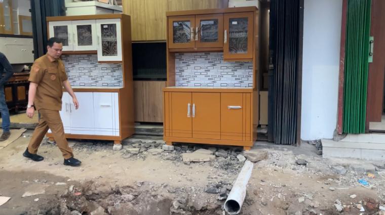 Wali Kota Serang Budi Rustandi saat sidak progres pembangunan pedestrian Royal