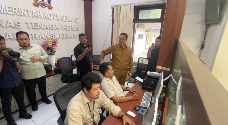 Wali Kota Serang Budi Rustandi saat sidak kantor Disnakertrans
