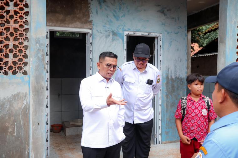 Gubernur Banten Andra SONI saat meninjau sejumlah pembangunan di Lebak Banten