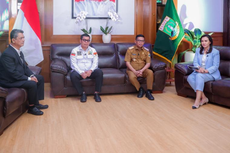 Gubernur Banten Andra Soni saat dialog